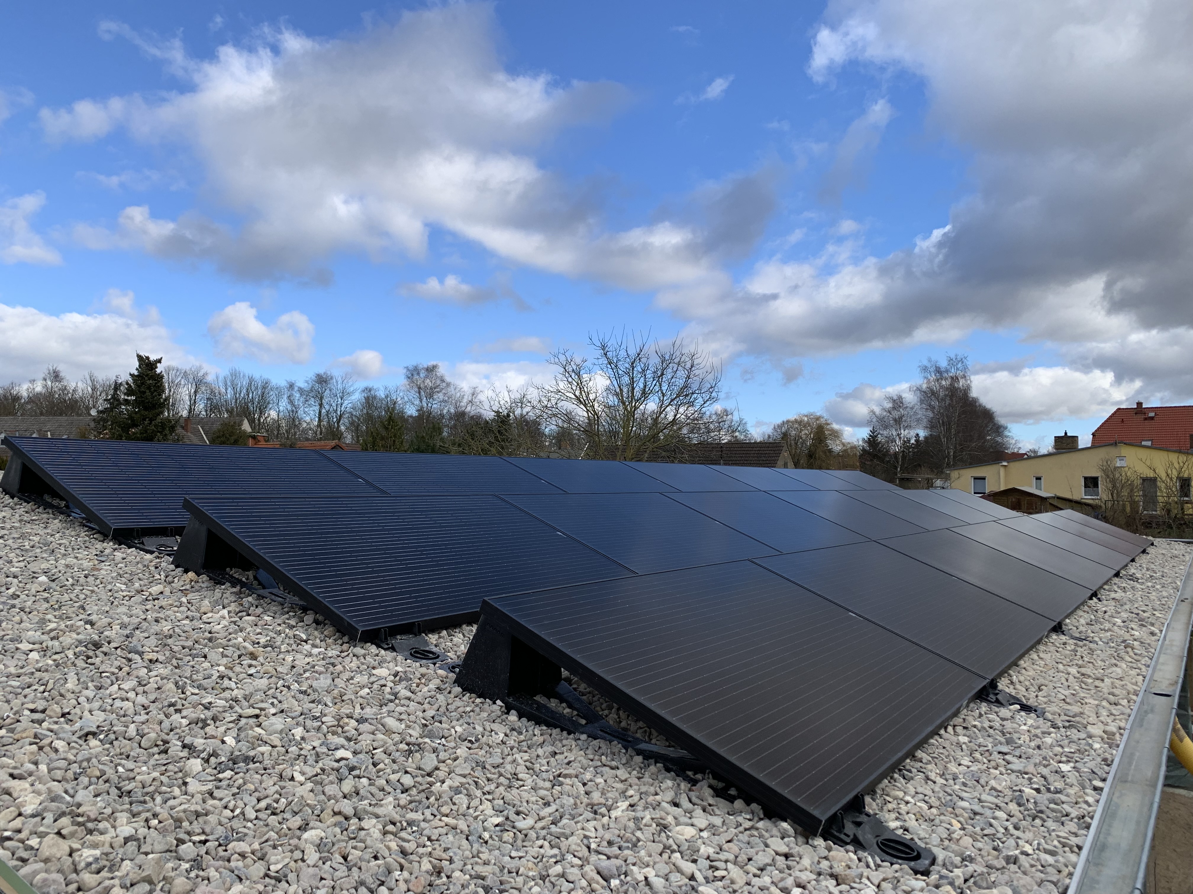 Solaranlagen Installateur: 6,0 kWp Photovoltaikanlage Rostock, mit Bauder Solar Unterkonstruktion speziell für Dachfolie. Mit Stromspeicher und Energiemanager - enerix Rostock - Photovoltaik & Stromspeicher, Inh. Björn Schumacher e.K.