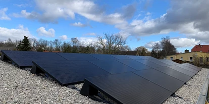 Photovoltaik Anbieter - Parchim - 6,0 kWp Photovoltaikanlage Rostock, mit Bauder Solar Unterkonstruktion speziell für Dachfolie. Mit Stromspeicher und Energiemanager - enerix Rostock - Photovoltaik & Stromspeicher, Inh. Björn Schumacher e.K.