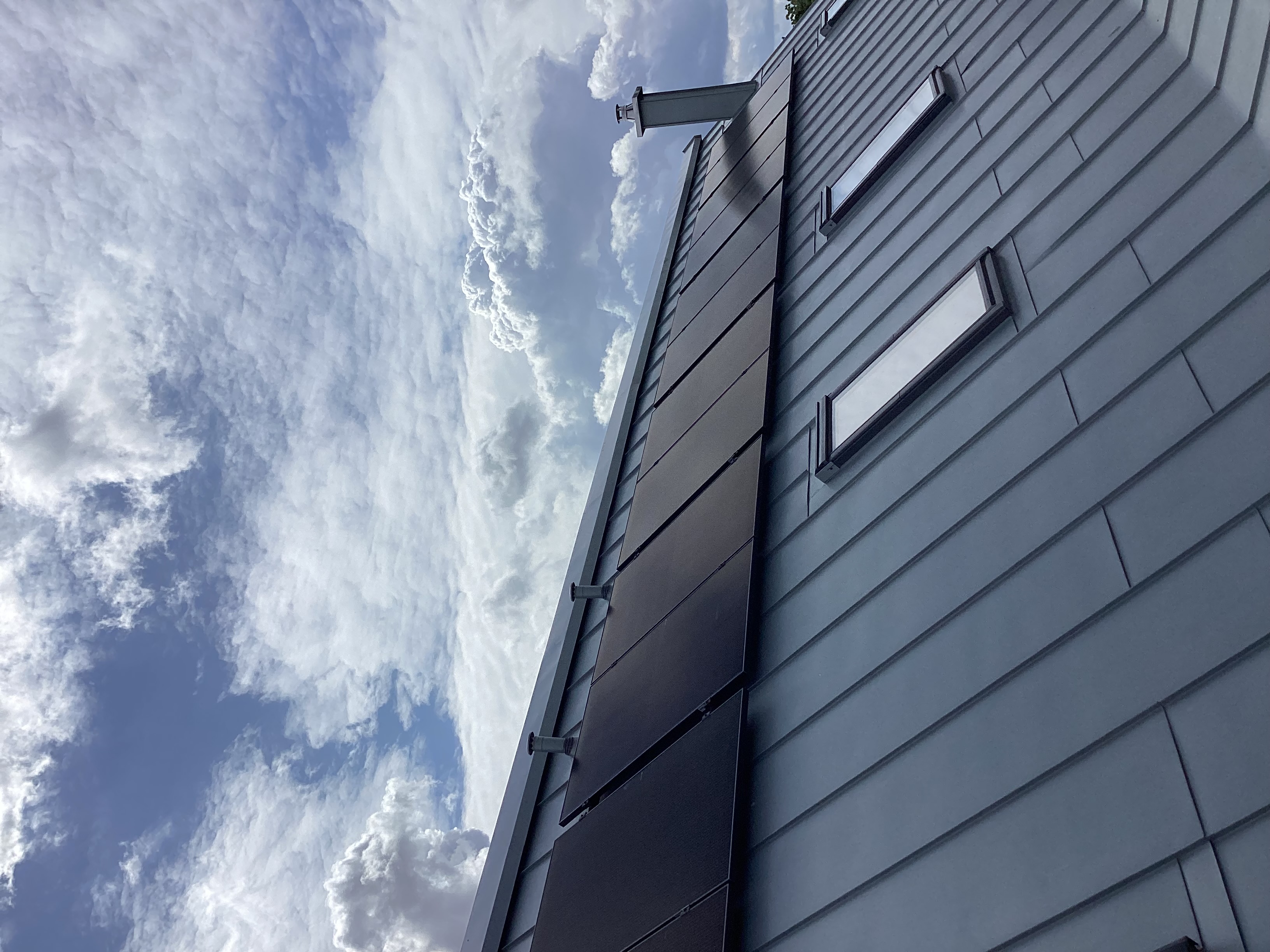 Solaranlagen Installateur: 9 kWp Photovoltaikanlage mit spezieller Unterkonstrutkion von Rooftech GmbH. Die speziellen Klemmen die an der Doppelstehfalz befestigt werden sind durchdringungsfrei und sorgen für maximale Stabilität und Bewegungsfreiheit für die Dachhaut - enerix Rostock - Photovoltaik & Stromspeicher, Inh. Björn Schumacher e.K.