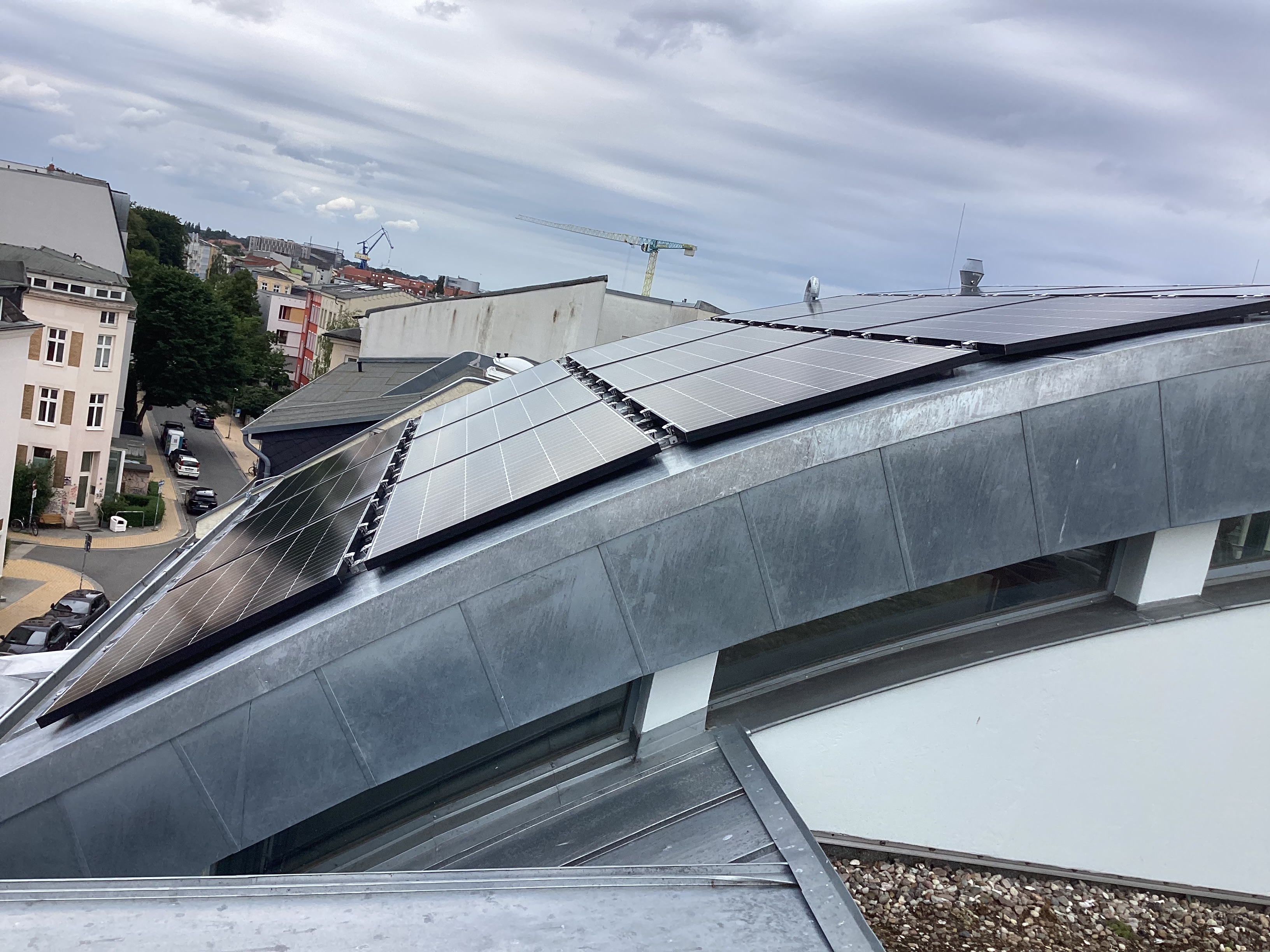 Solaranlagen Installateur: 7,5 kWp Photovoltaikanlage mit Stromspeicher und spezieller Befestigung von Rooftech GmbH. Neben optimaler Dachflächen Nutzung durch das spezielle Klemmsystem, können wir mit den Solaredge Optimieren jedes einzelne Modul auswerten und überwachen. - enerix Rostock - Photovoltaik & Stromspeicher, Inh. Björn Schumacher e.K.
