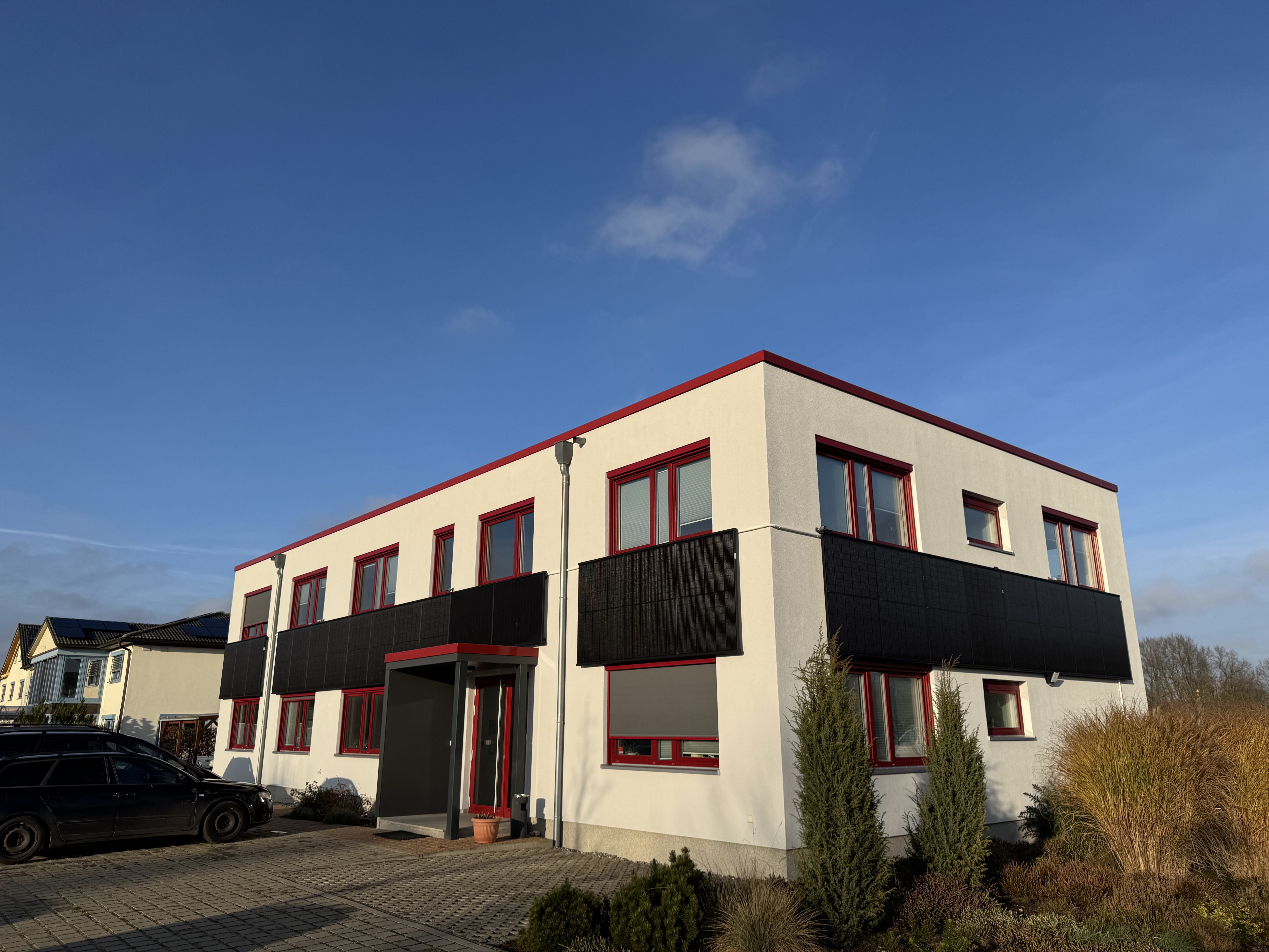 Solaranlagen Installateur: 8,4 kWp Photovoltaikanlage, Fassadensystem von Sl Rack, Typ SL Energy Wall, mit Aleo Solar Modulen aus Prenzlau und Stromspeicher und Energiemanager - enerix Rostock - Photovoltaik & Stromspeicher, Inh. Björn Schumacher e.K.