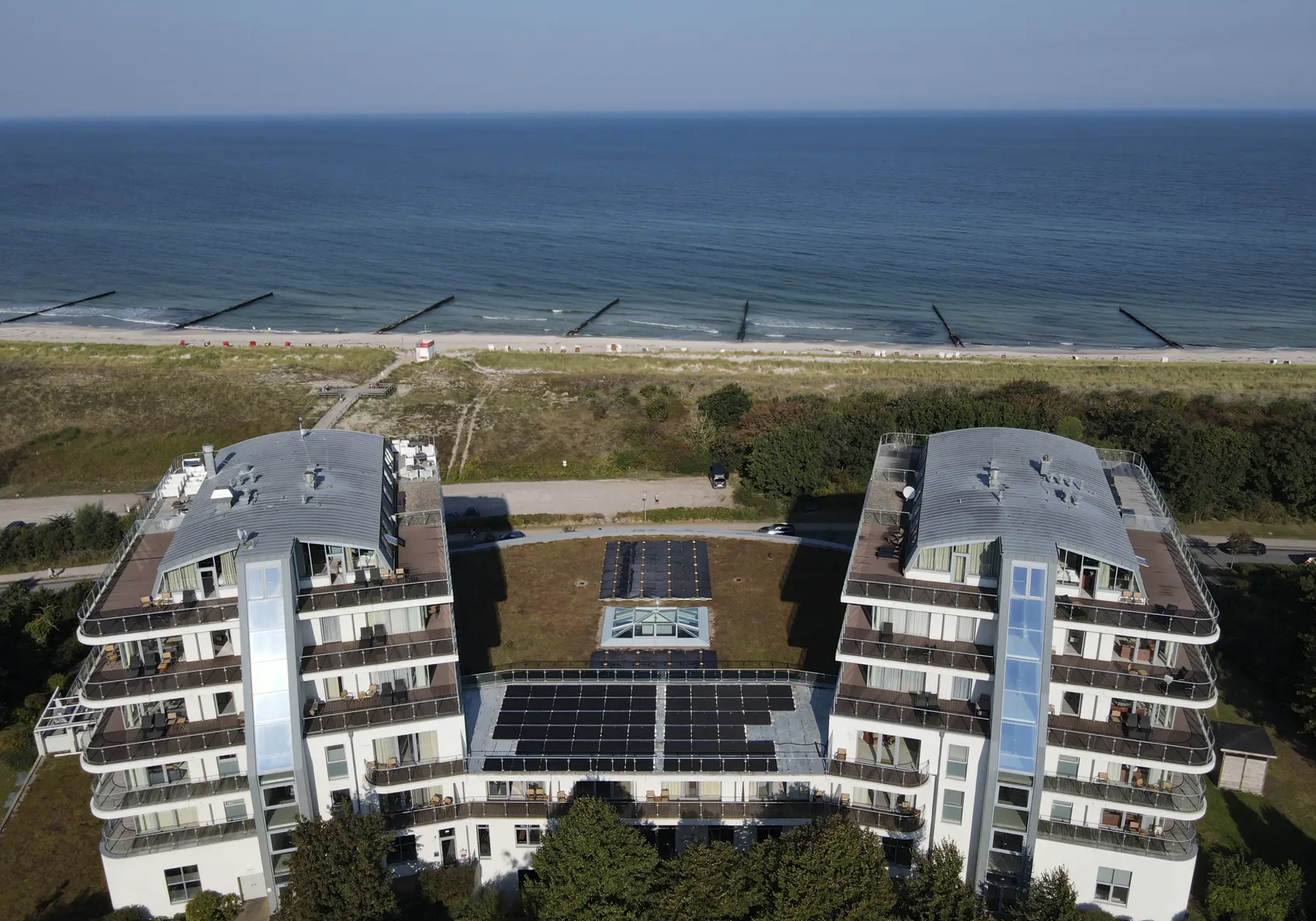Photovoltaik Anbieter - The Grand, Hotel in Ahrenshoop mit einer PV Anlage von New Lighttec Solar aus Rostock - New LightTec Solar GmbH