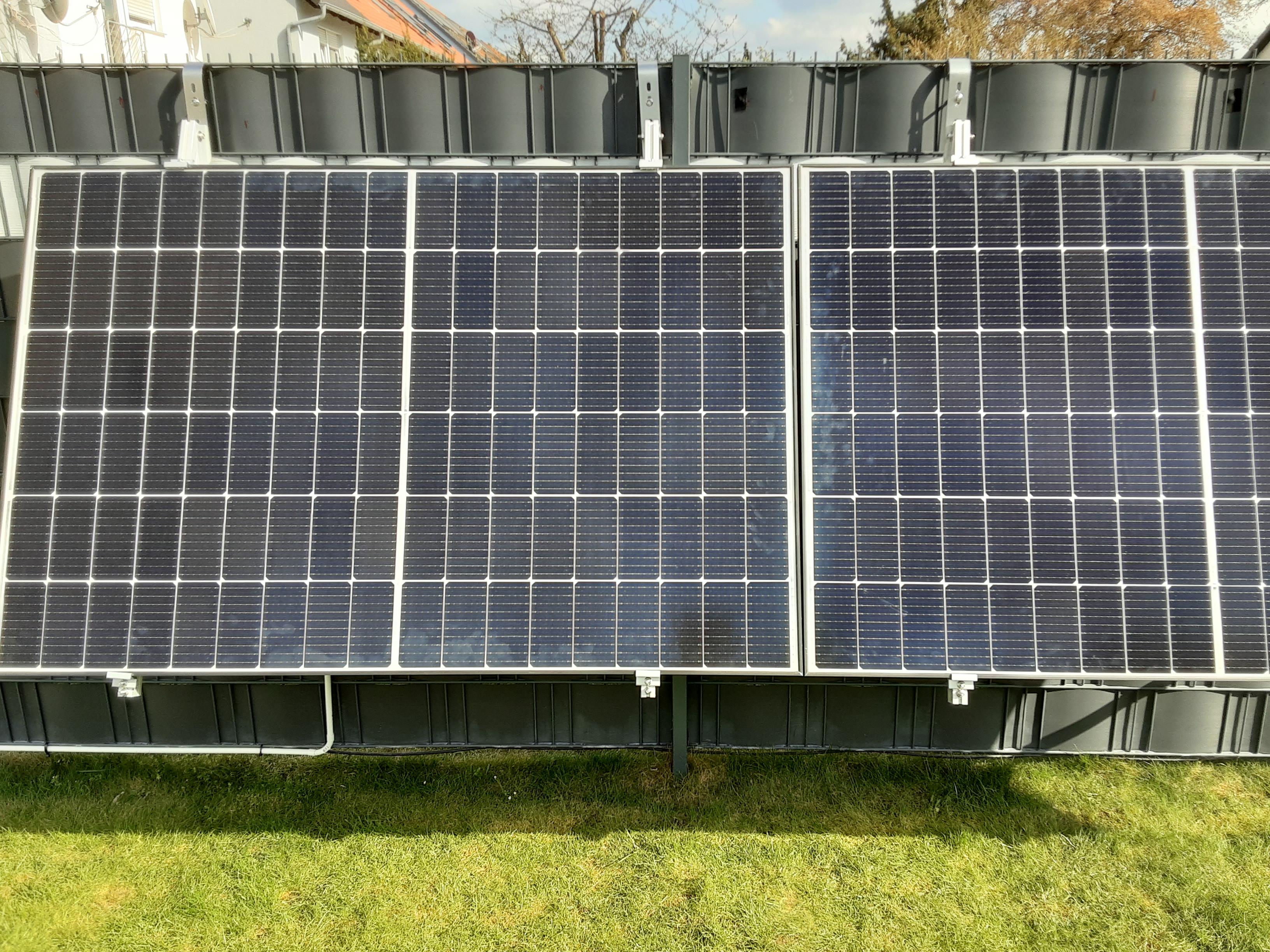 Photovoltaik Anbieter - Mainaschaff - Diese haben wir auf den Zaun angebracht ,re. Und links auf den Zaun  - Primus Elektro Solutions GmbH - Ultrasolar