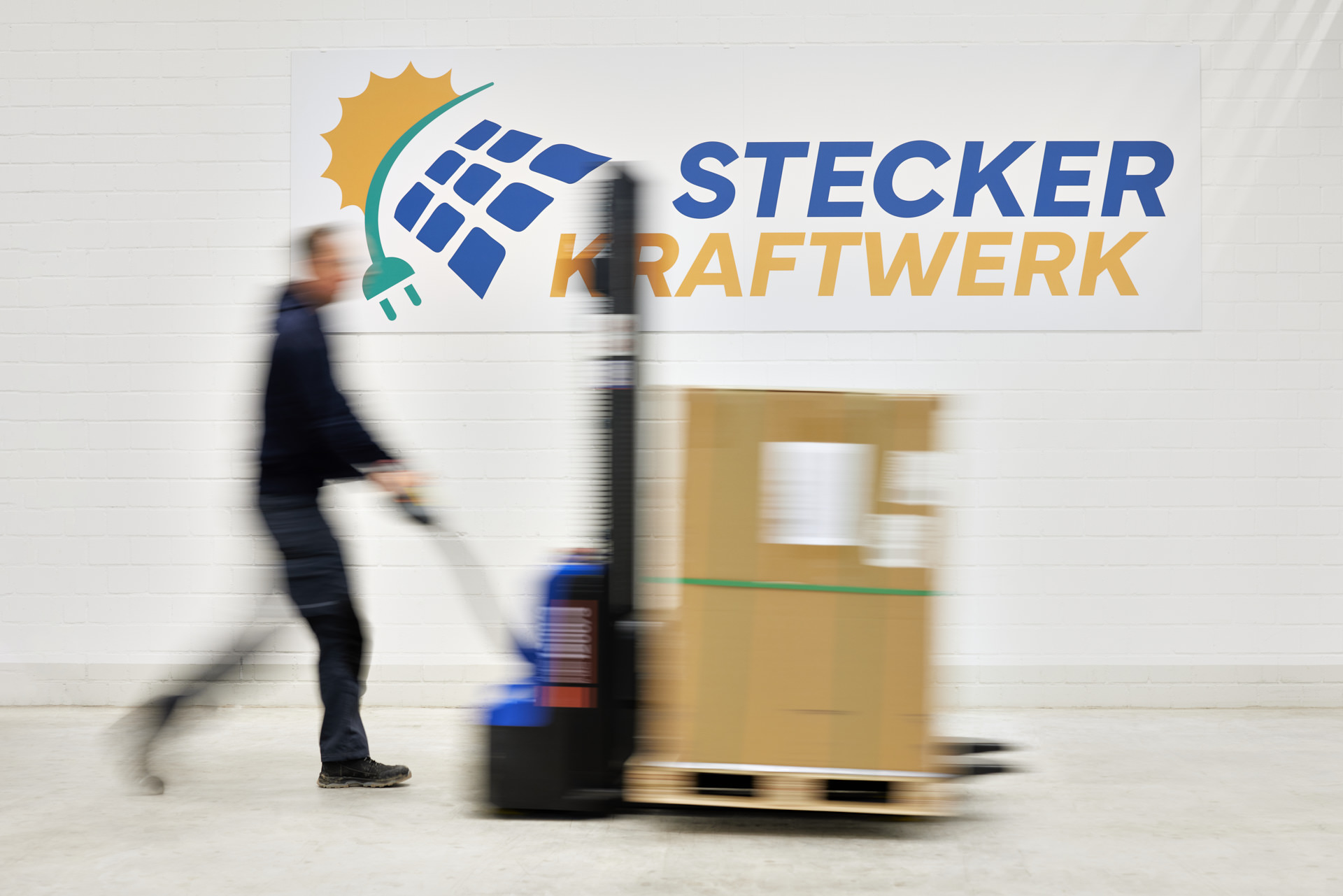 Photovoltaik Anbieter - Die Ware von stecker-kraftwerk wird im Lager verräumt. - stecker-kraftwerk DE GmbH