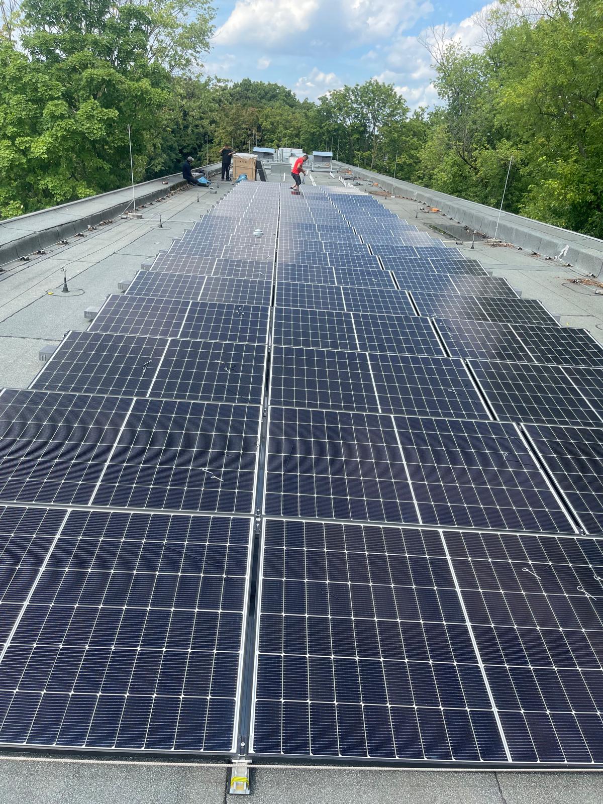 Photovoltaik Anbieter - Hagen (Hagen, Stadt) - Photovoltaikanlage mit 212kWp Leistung und 84kWh Batteriespeicjer auf der Comenius Gesamtschule in Neuss - SMS Solar und Dachtechnik GmbH