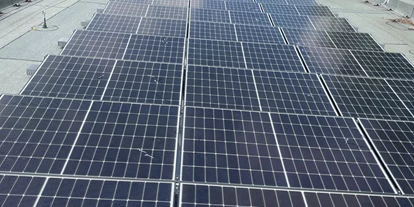 Photovoltaik Anbieter - Hückeswagen - Photovoltaikanlage mit 212kWp Leistung und 84kWh Batteriespeicjer auf der Comenius Gesamtschule in Neuss - SMS Solar und Dachtechnik GmbH