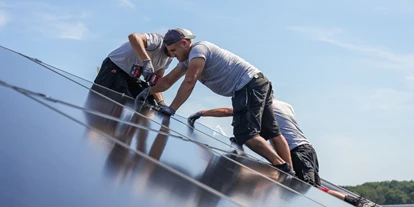 Photovoltaik Anbieter - Gießen - Die Naturwaerme Monteure bei der Installation einer Photovoltaikanlage - naturwaerme Energie-Konzepte