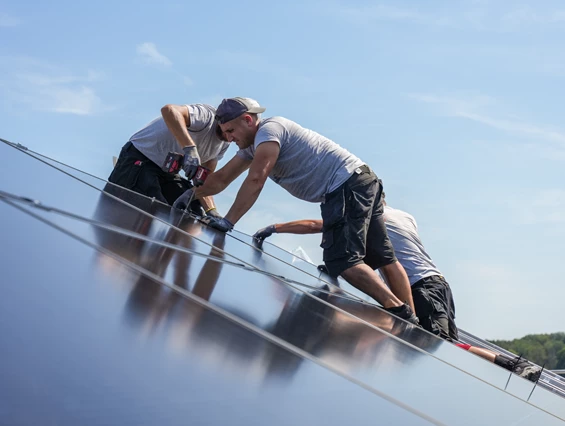 Solaranlagen Installateur: Die Naturwaerme Monteure bei der Installation einer Photovoltaikanlage - naturwaerme Energie-Konzepte