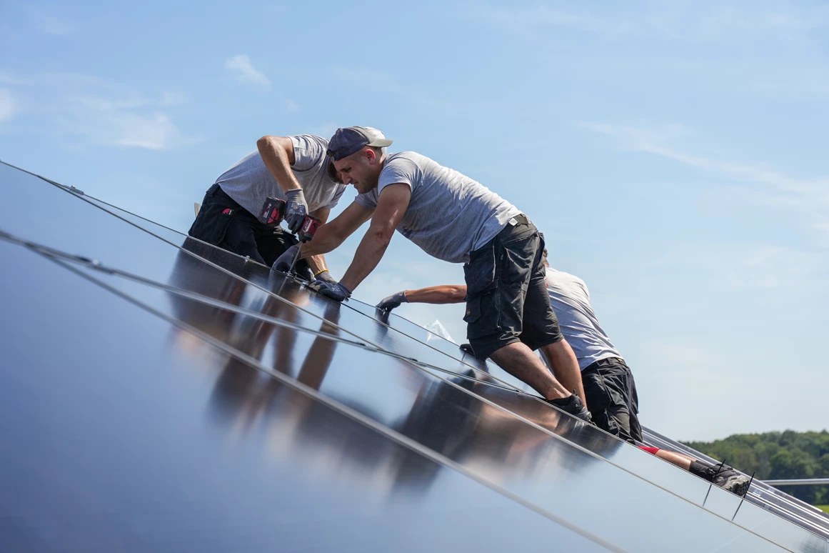 Solaranlagen Installateur: Die Naturwaerme Monteure bei der Installation einer Photovoltaikanlage - naturwaerme Energie-Konzepte