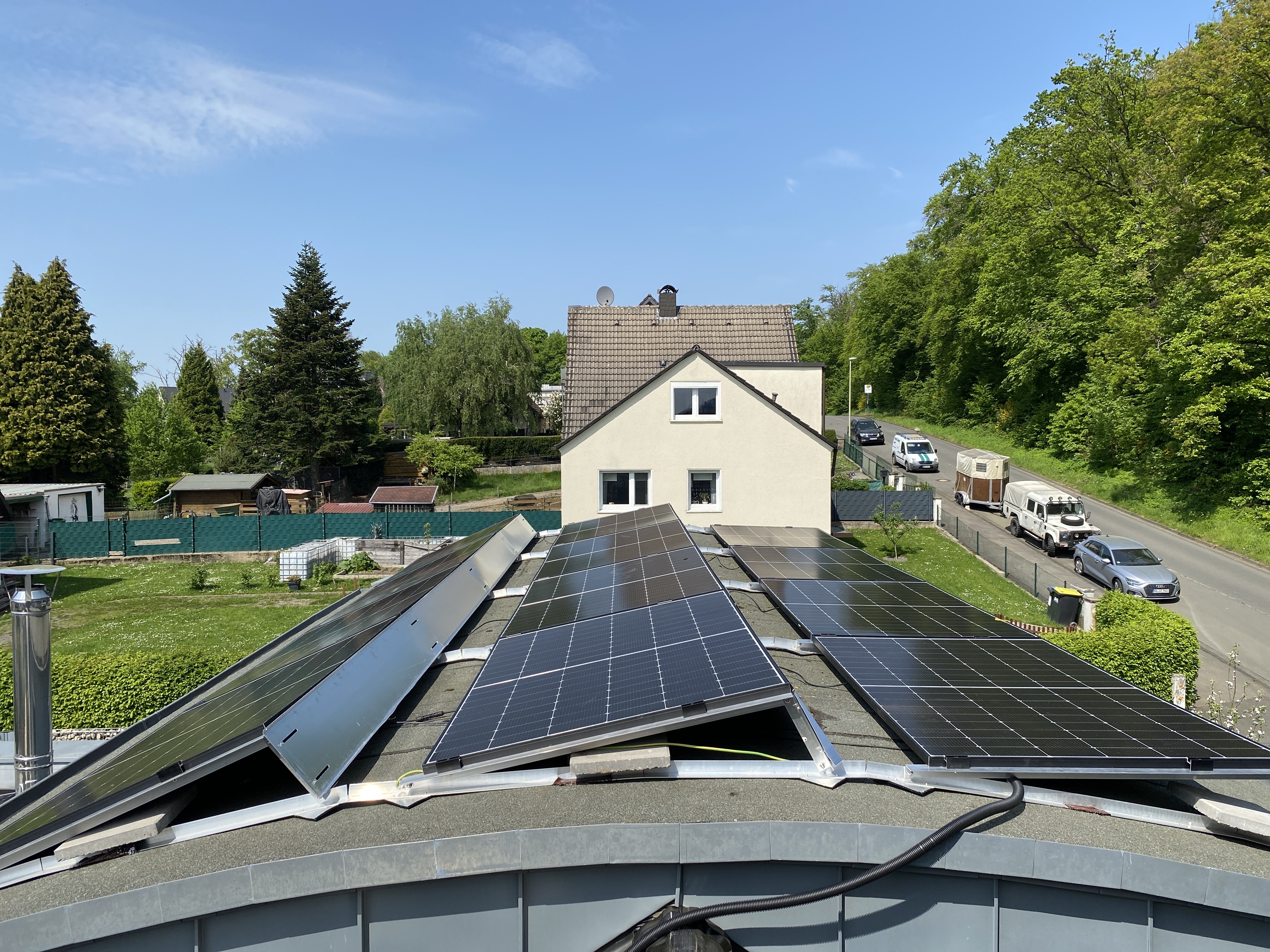 Photovoltaik Anbieter - Hagen (Hagen, Stadt) - Aufdachanlage bei gewölbtem Dach - SONNETT Vertriebs GmbH | Photovoltaikanlagen + Solaranlagen