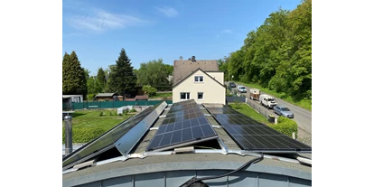 Photovoltaik Anbieter - Hückeswagen - Aufdachanlage bei gewölbtem Dach - SONNETT Vertriebs GmbH | Photovoltaikanlagen + Solaranlagen