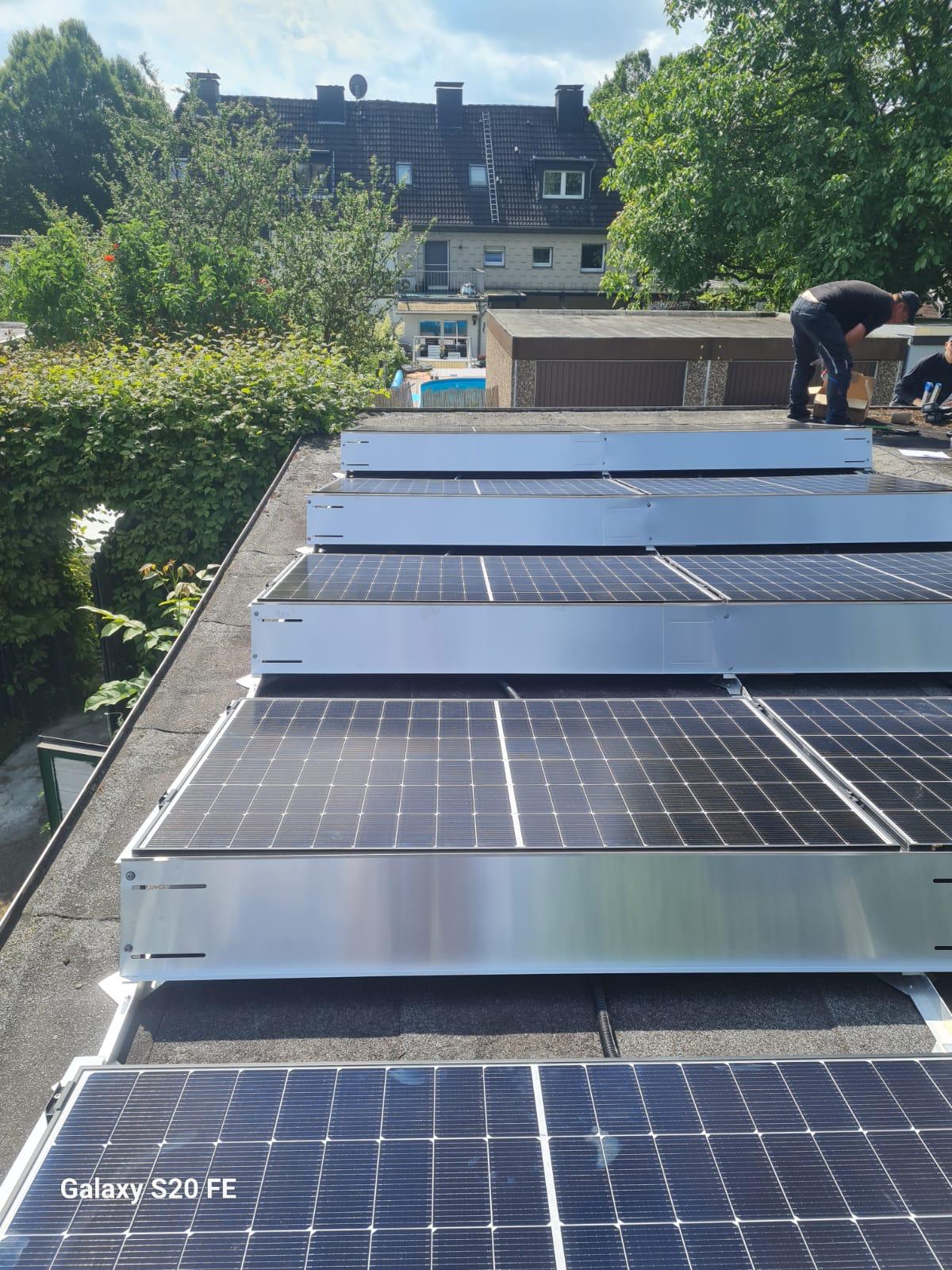 Solaranlagen Installateur: Flachdachanlage Südaufstellung - SONNETT Vertriebs GmbH | Photovoltaikanlagen + Solaranlagen