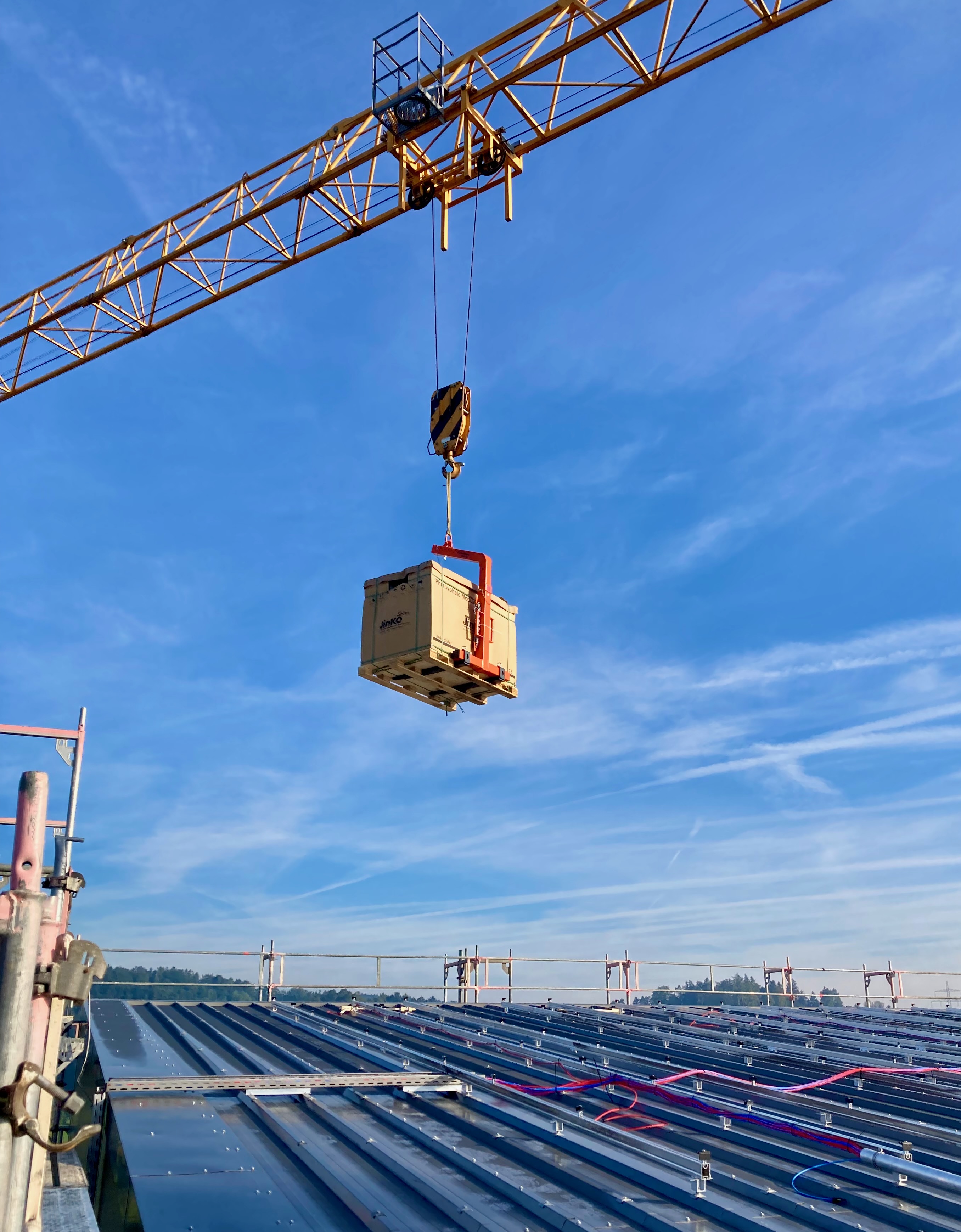 Photovoltaik Anbieter - Montage auf Industriedach Höhe 32 Meter - Sunwend GmbH