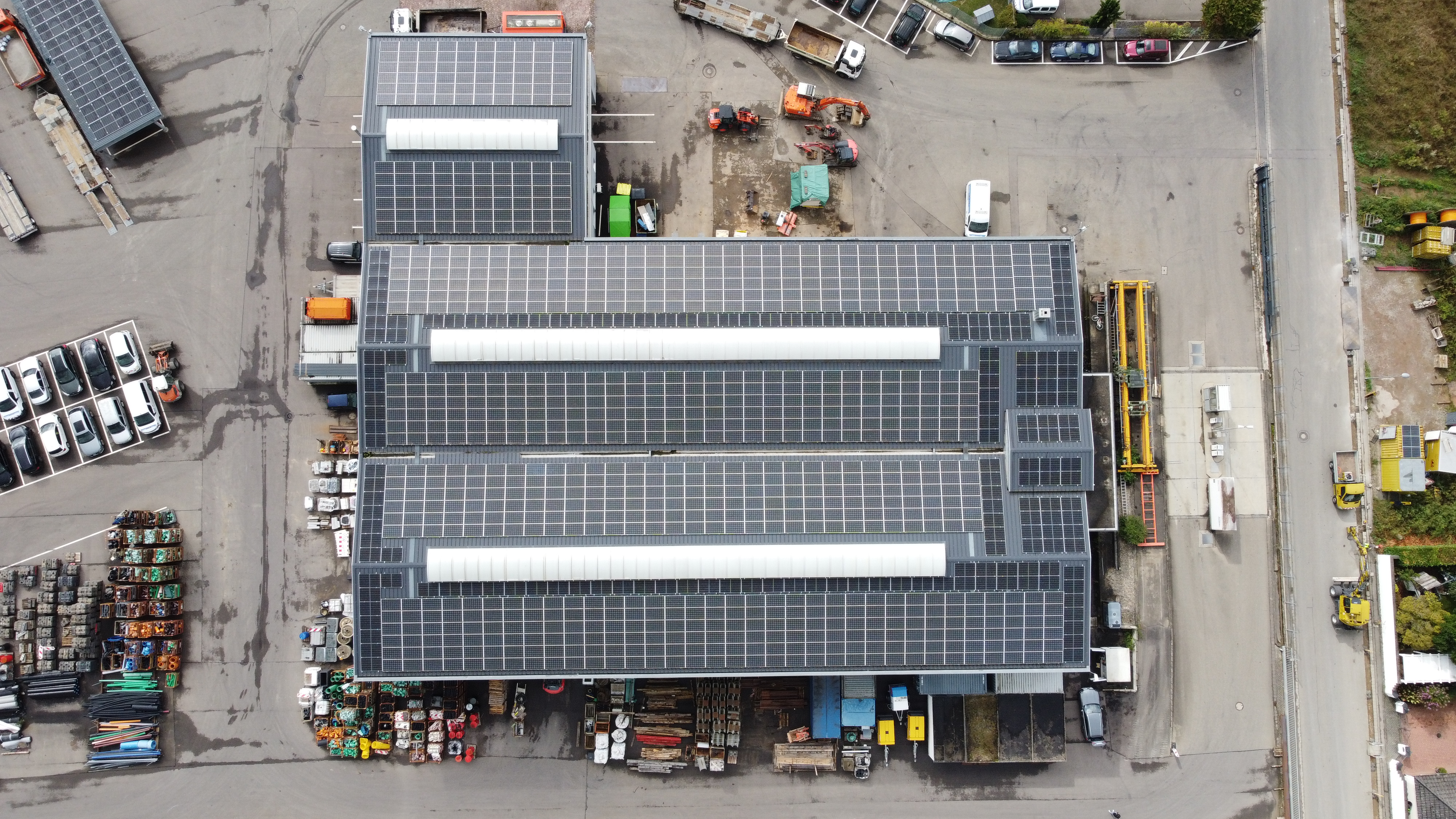 Solaranlagen Installateur: PV-Anlage auf einer Gewerbehalle - Jörg Bürkin Elektrotechnik GmbH