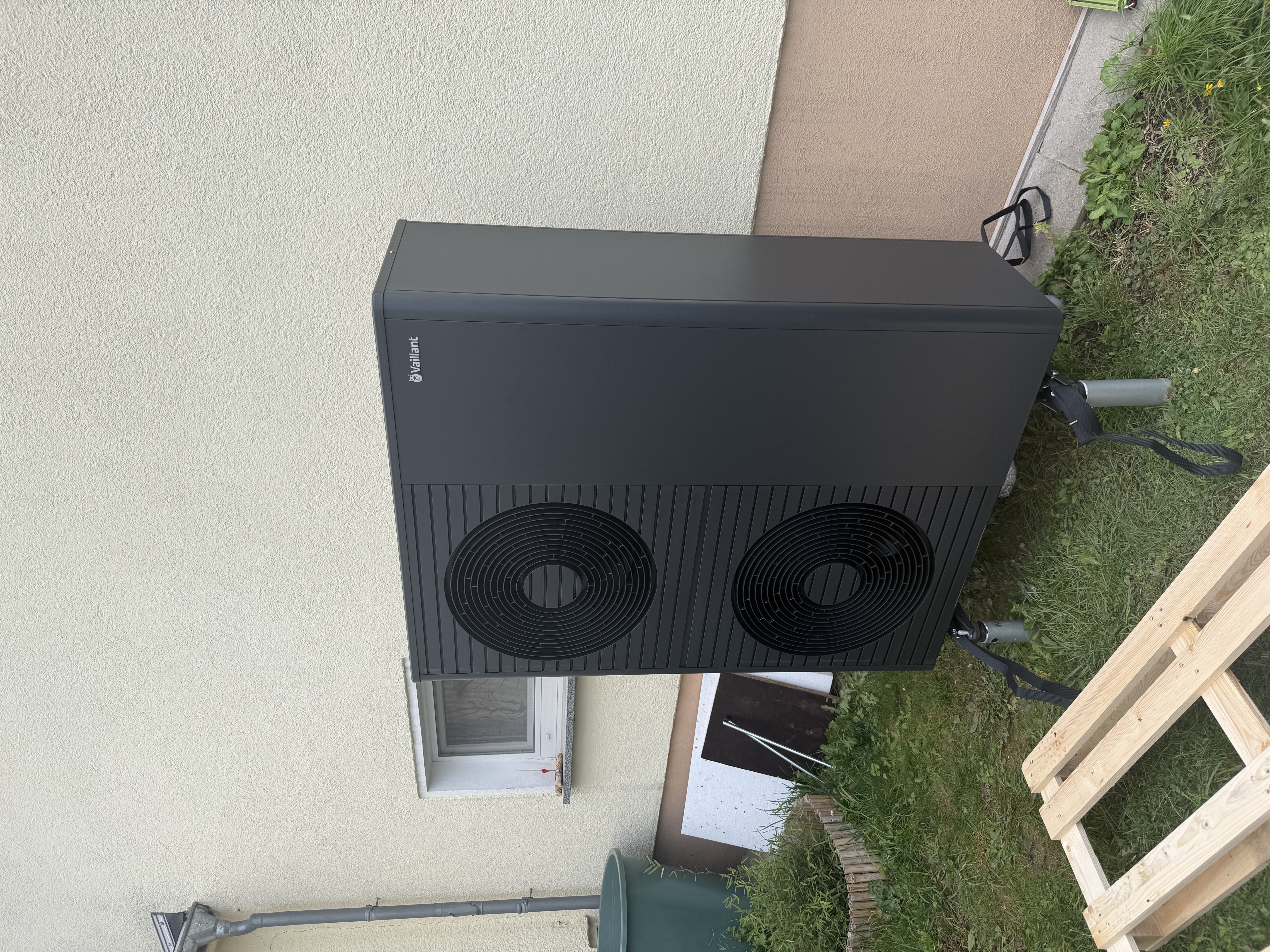 Photovoltaik Anbieter - Typen: Luft-Wasser-WP - Echte Wärmepupeninstalaltion von der Huber Group! - Huber Group GmbH