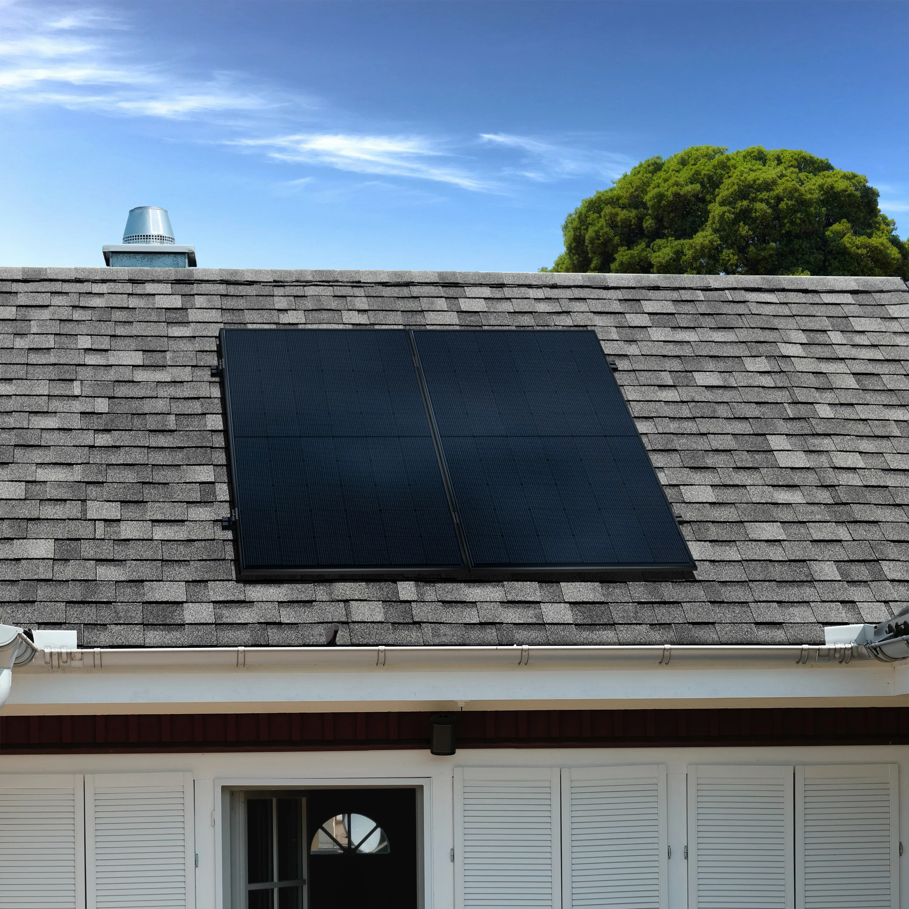 Photovoltaik Anbieter - Stuttgart / Kurpfalz / Odenwald ... - Solarmodule auf einem Hausdach bei sonnigem Wetter - Balkonstrom GmbH