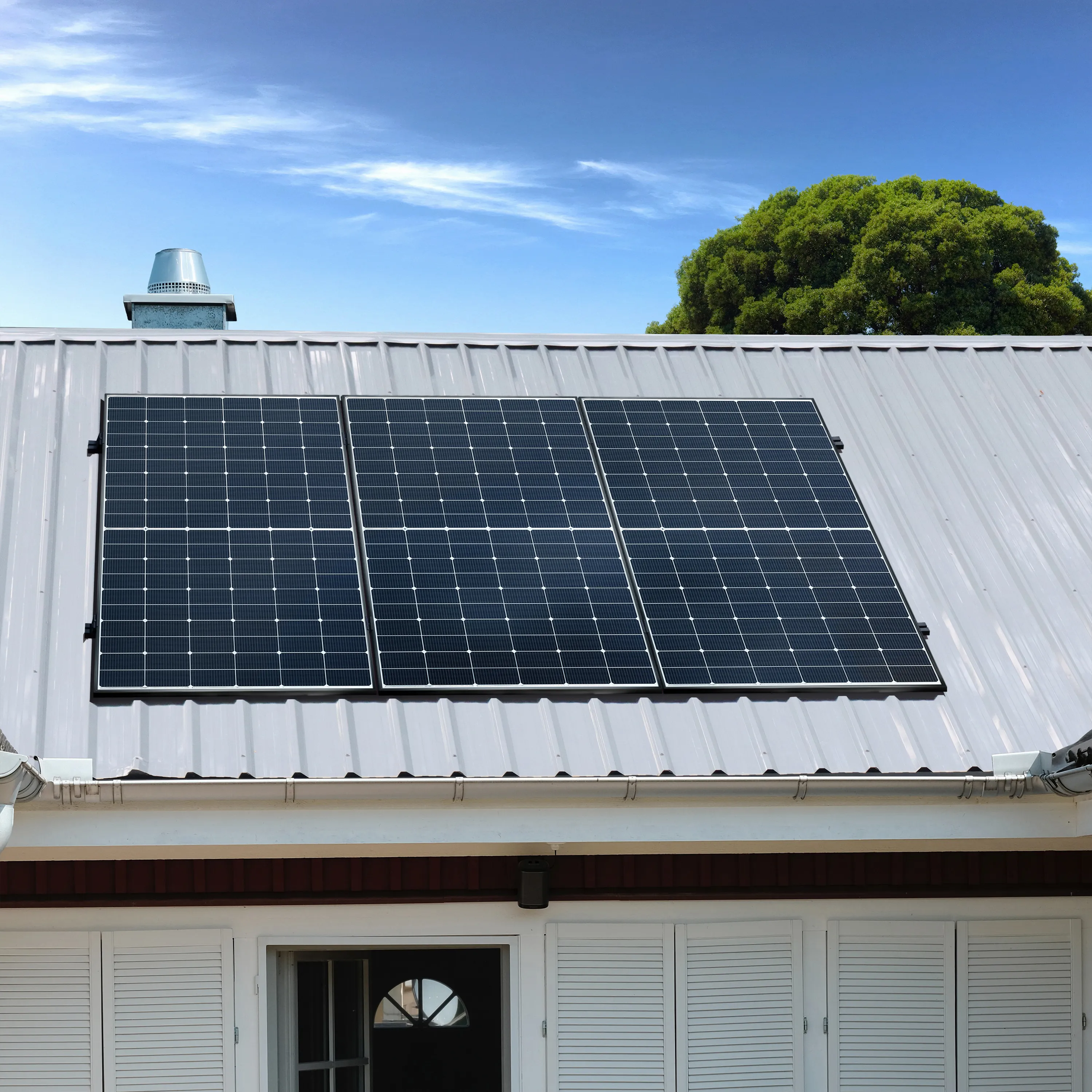 Photovoltaik Anbieter - Stuttgart / Kurpfalz / Odenwald ... - Nahaufnahme von Photovoltaik-Paneelen auf einem Dach - Balkonstrom GmbH