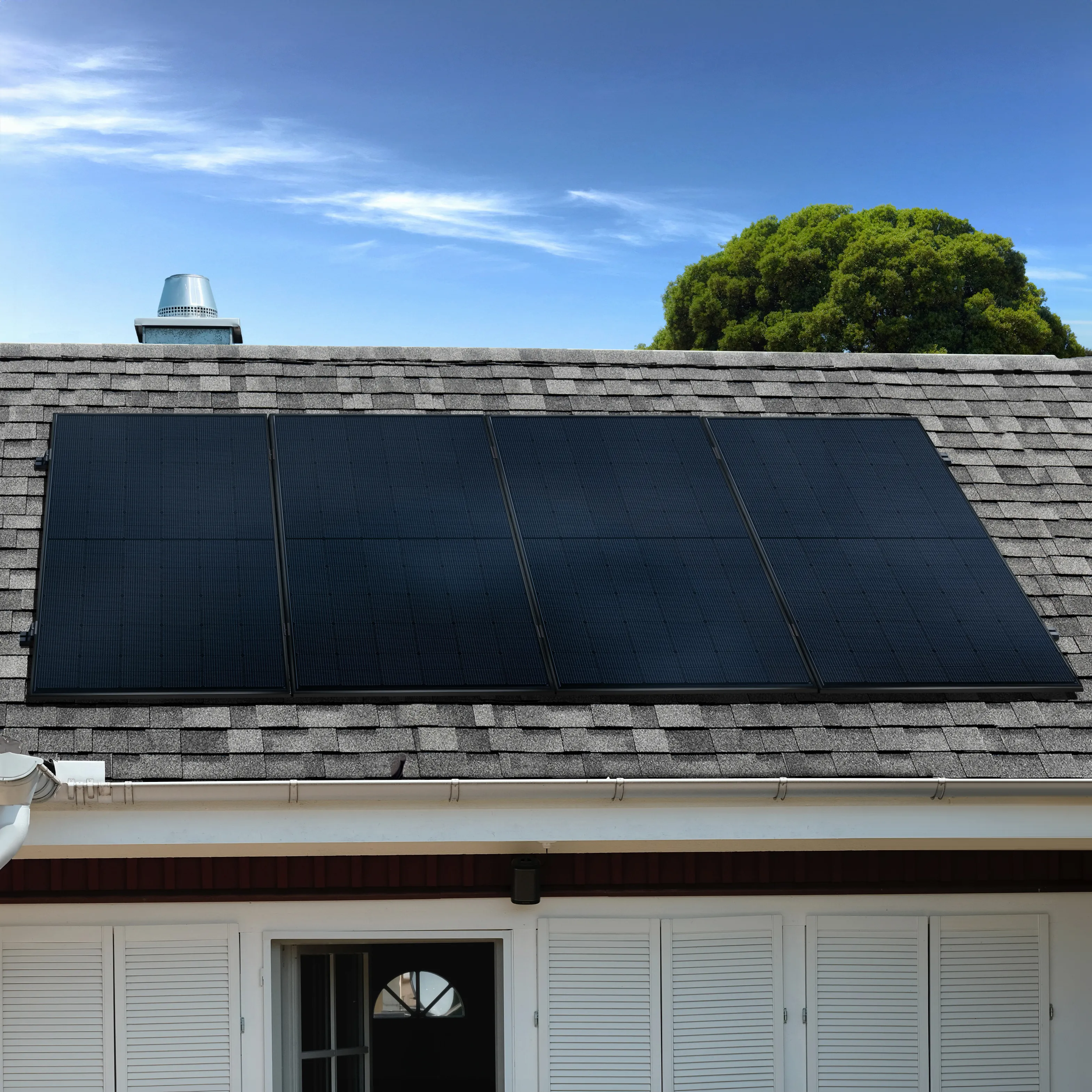 Photovoltaik Anbieter - Stuttgart / Kurpfalz / Odenwald ... - Dach mit Solarpanels und blauer Himmel im Hintergrund - Balkonstrom GmbH