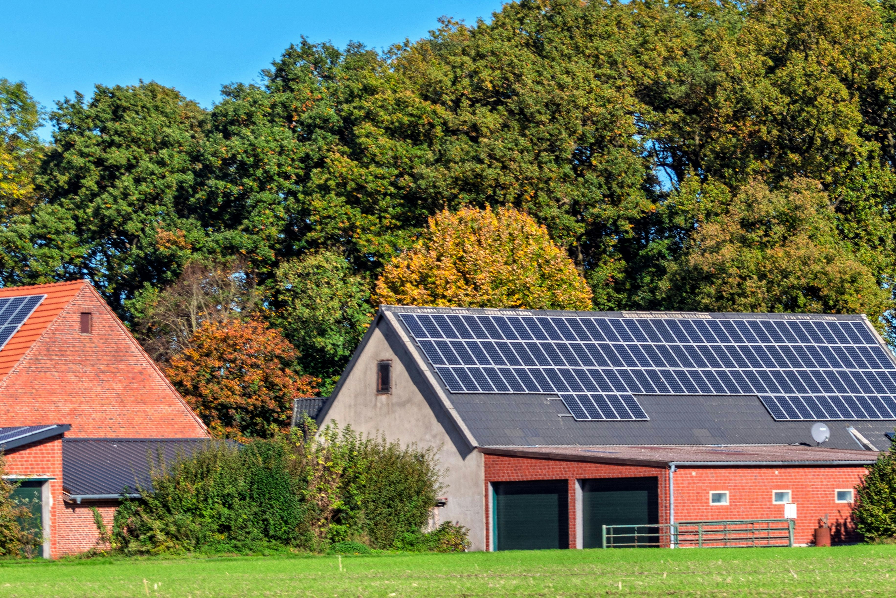 Photovoltaik Anbieter - Typ: Parkplatzüberdachungen - Niedersachsen - Solaranlagen Agri-PV - NOVAGREEN ENERGY & PV für Industrie und Gewerbe
