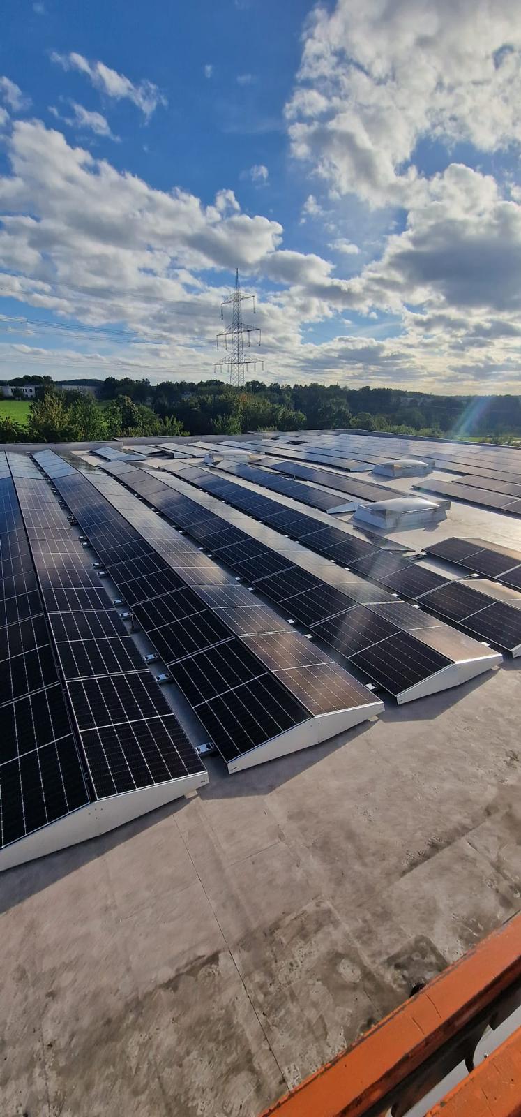 Solaranlagen Installateur: PV-Anlage auf Gewerbehalle - Hamacher Solar GmbH