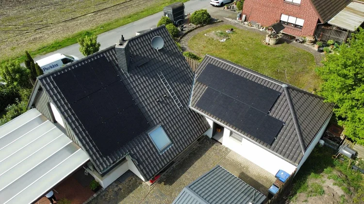 Photovoltaik Anbieter - Komponente: Wärmepumpe - Photovoltaikanlage auf Einfamilienhaus in Leopoldshöhe von homesun solar - homesun solar GmbH