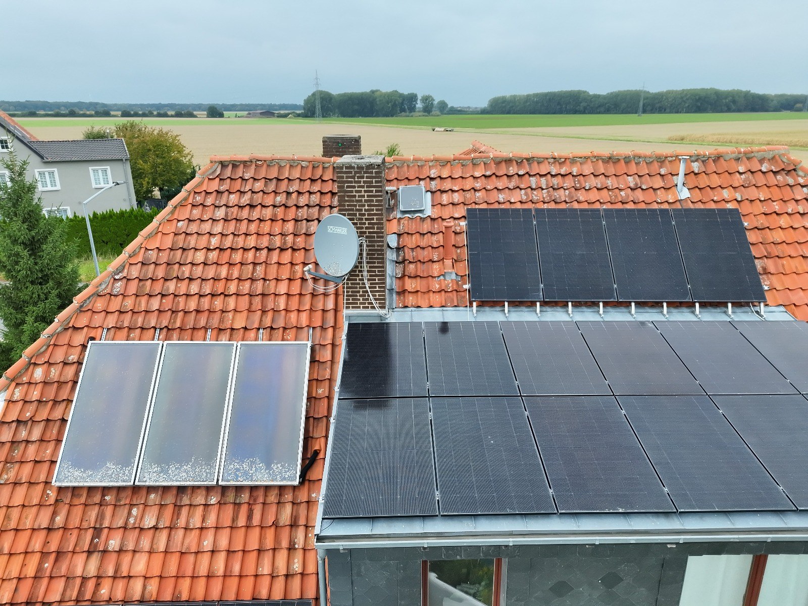 PV Dienstleister: PV-Anlage auf einem Ziegeldach aus der Luft - PV Eigenbau GmbH