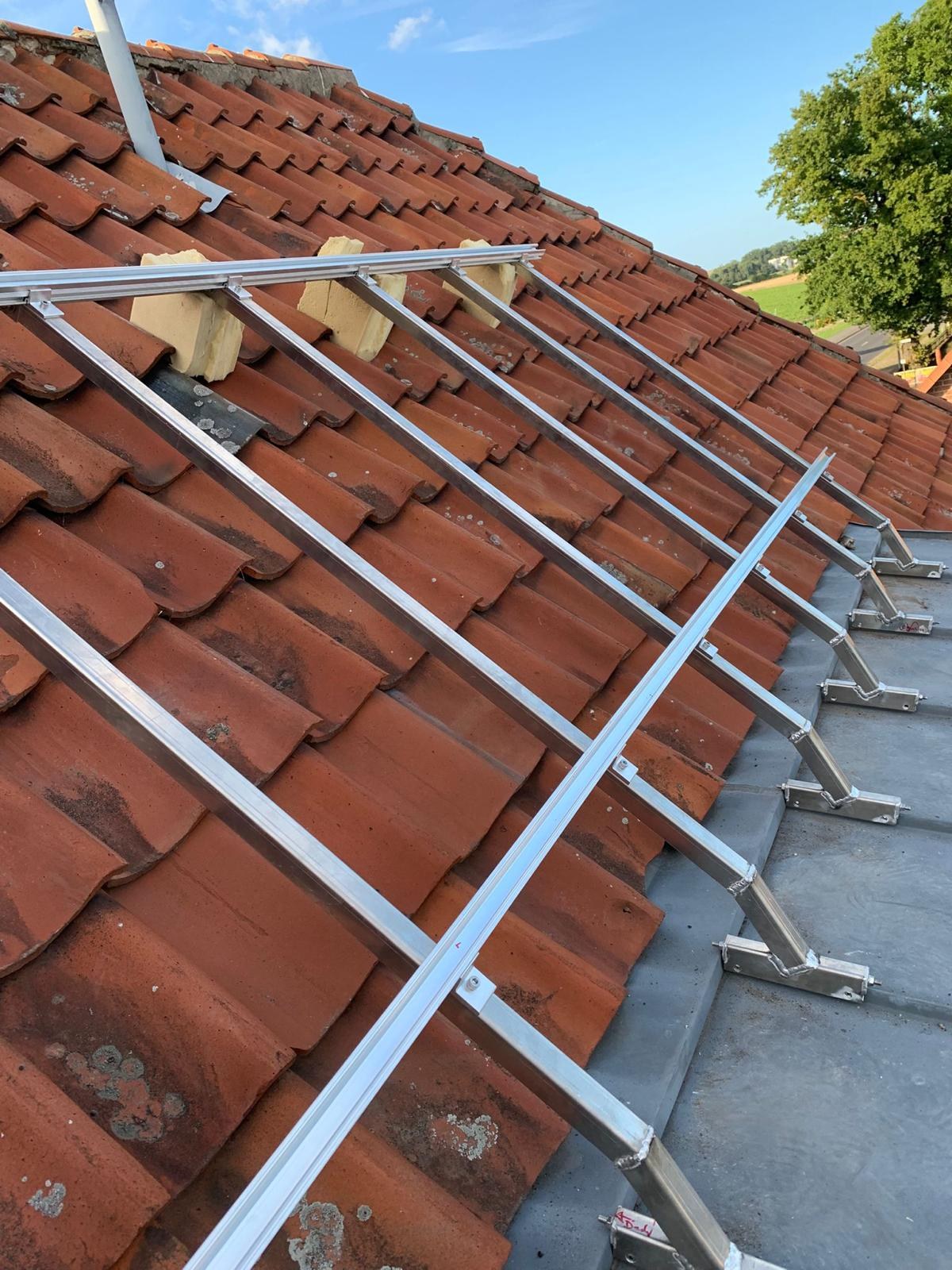 PV Dienstleister: Unterkonstruktion für Photovoltaik auf einem Ziegeldach - PV Eigenbau GmbH