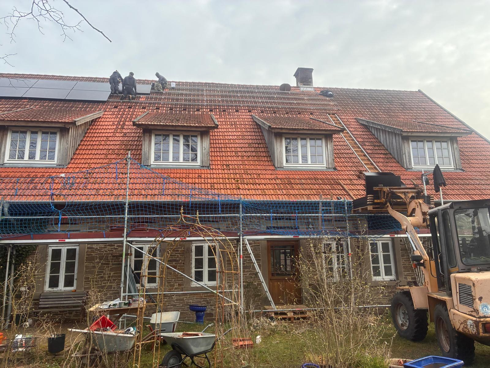 PV Dienstleister: Montage einer PV-Anlage auf dem Dach eines Bauernhauses - PV Eigenbau GmbH