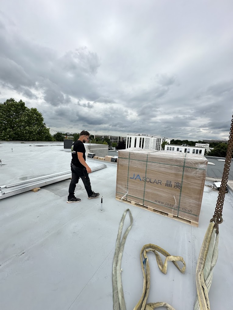 Photovoltaik Anbieter - Gewerbliche Photovoltaik Lösungen, die auf die Bedürfnisse Ihres Unternehmens zugeschnitten sind  - Solaraero GmbH