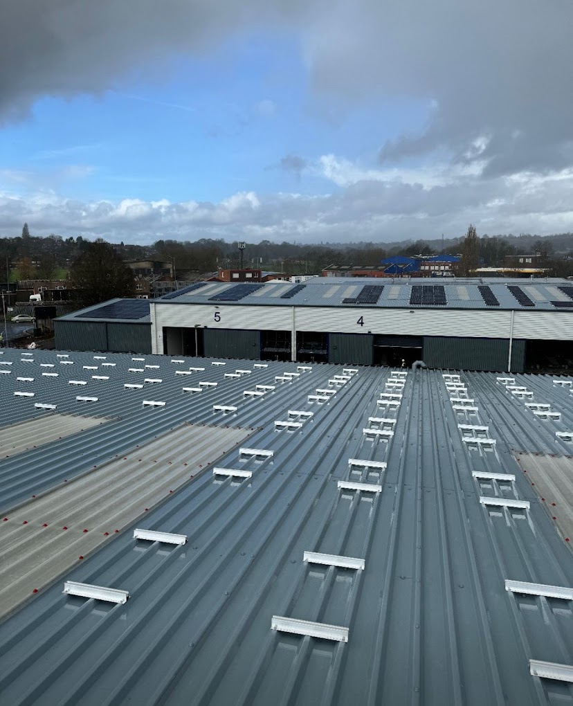 Photovoltaik Anbieter - Gewerbliche Photovoltaik Lösungen, die auf die Bedürfnisse Ihres Unternehmens zugeschnitten sind  - Solaraero GmbH